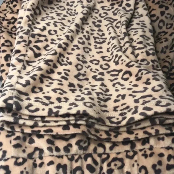 Muk Luk’s Leopard Print Super Soft Lounge Pants - Picture 5 of 6